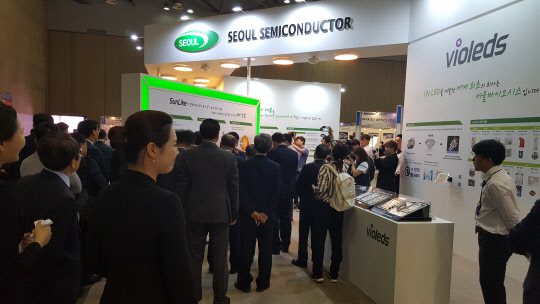 지난해 일산 킨텍스에서 열린 국제 LED&OLED 엑스포에서 관람객들이 전시제품을 둘러보고 있다. <2021 국제광융합엑스포 전시사무국 제공>